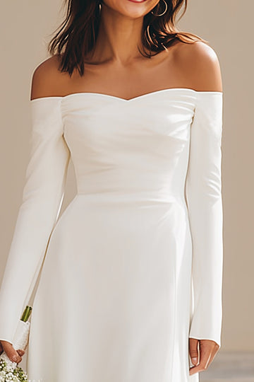 Robe de mariée asymétrique à épaules dénudées en satin ivoire avec manches